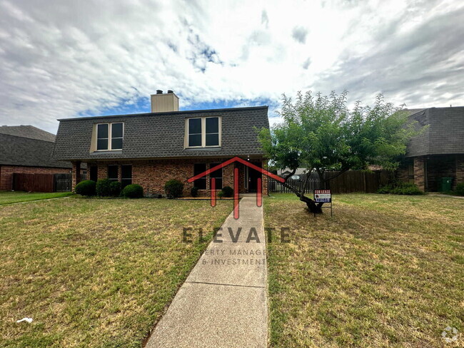Building Photo - "Charming 3-Bedroom Townhouse Oasis with 2...