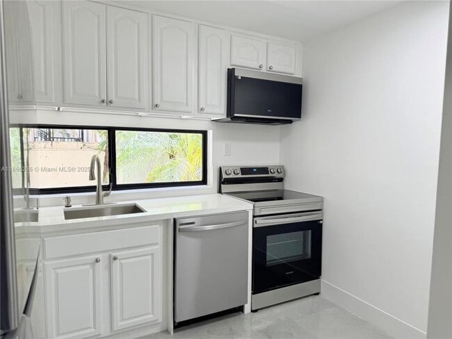 Building Photo - 2 bedroom in Sunny Isles Beach FL 33160 Rental