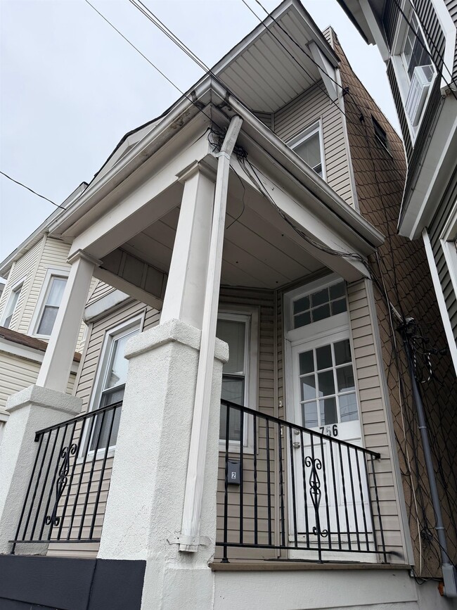 Building Photo - 756 Irving Pl