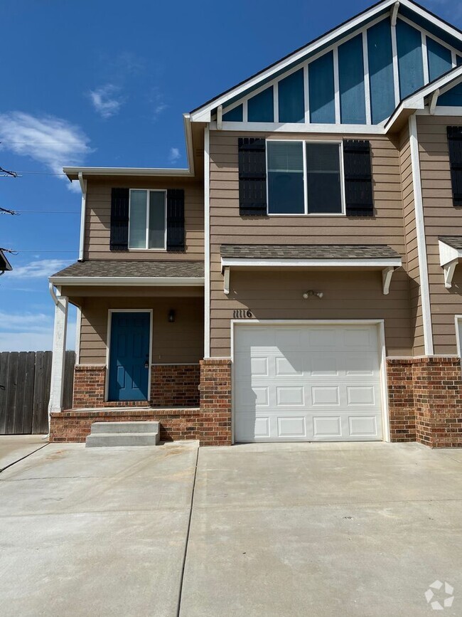 Building Photo - Luxury Townhomes