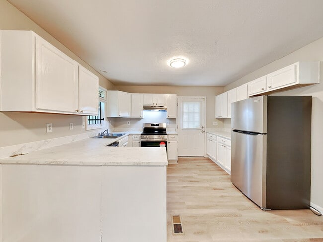 Photo - 729 Cooper St SW