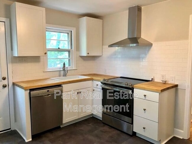 Photo - 2622 Lombard Ave