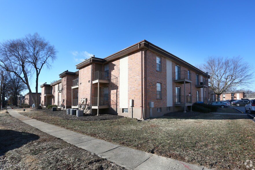 Kensington Square Apartments For Rent in Florissant, MO
