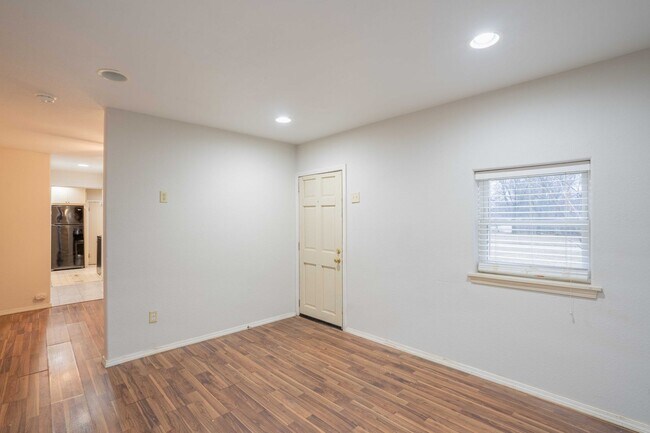 Photo - S Joplin Ave Triplex Unidad Back Bungalow