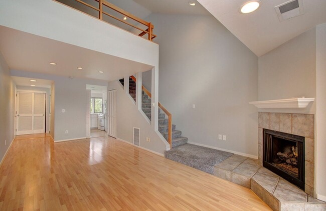 Building Photo - Bright Loft Condo with Stunning Columbia River Views
