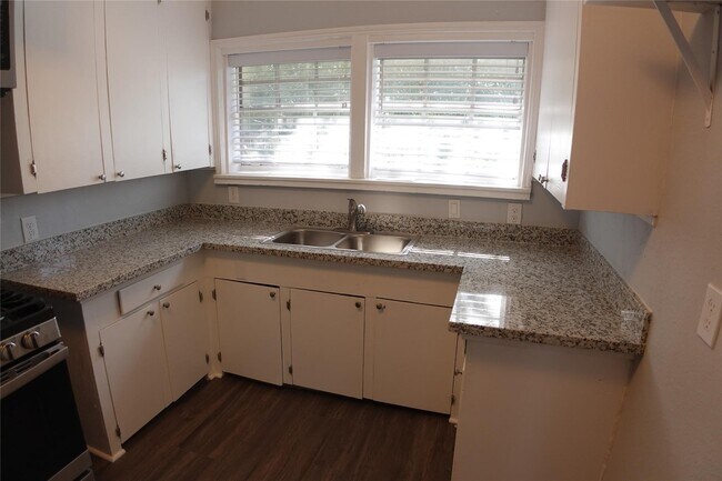 Photo - 3320 Blodgett St