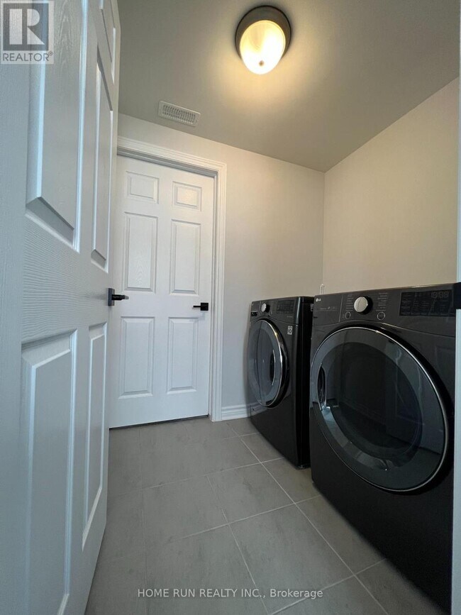 Photo - 279 Squadron Cres