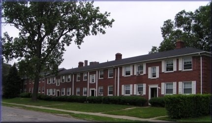 Primary Photo - Parkway Apartments