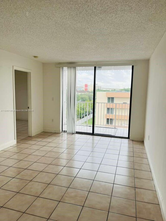 Building Photo - 8075 NW 7th St Unit 520