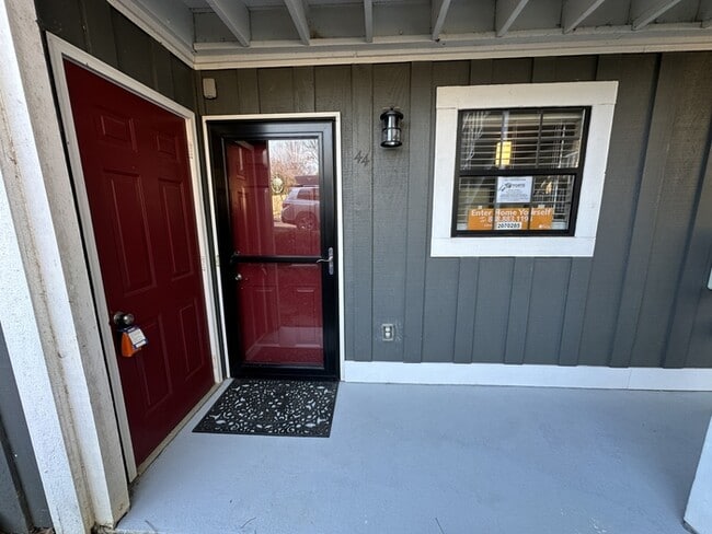 Building Photo - NEW TO MSARKET: 2 BR 2 Bath Ground Level Waterfront Condo