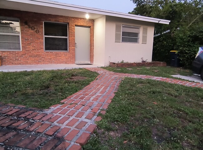 Building Photo - 4900 SW 28th Ter Rental
