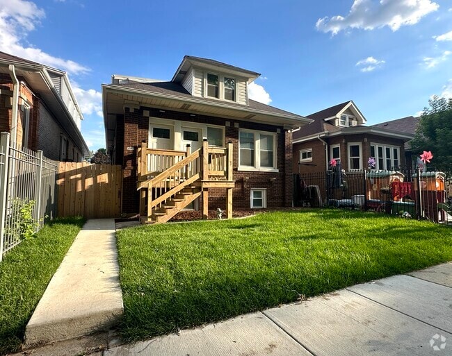 Building Photo - 4909 W Wellington Ave Rental