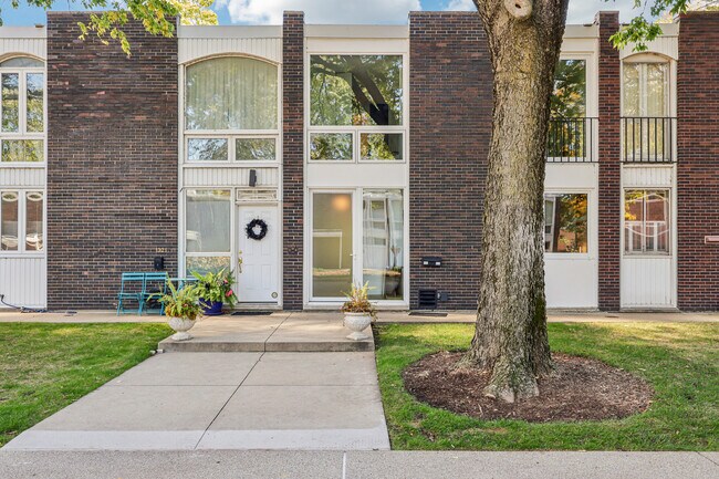 Photo - 1319 N Sandburg Terrace