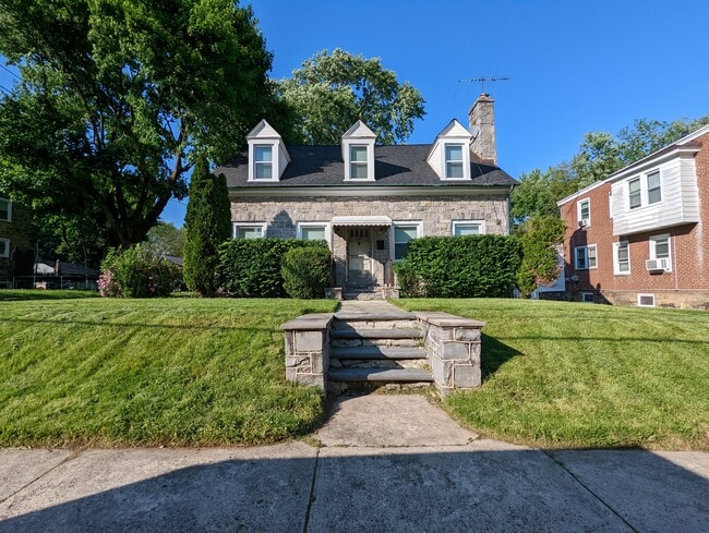 Photo - 1109 W James St