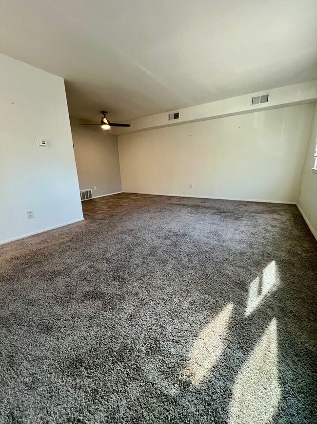 Photo - 585 Allengrove St Unidad 2