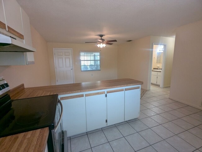 Photo - 824 N St Clair Abrams Ave