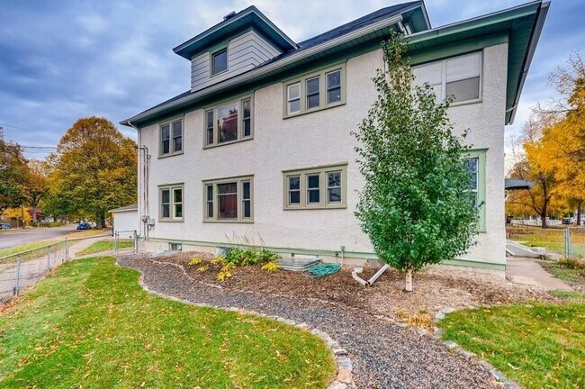 Side Yard - 3405 Minnehaha Ave Unit 1