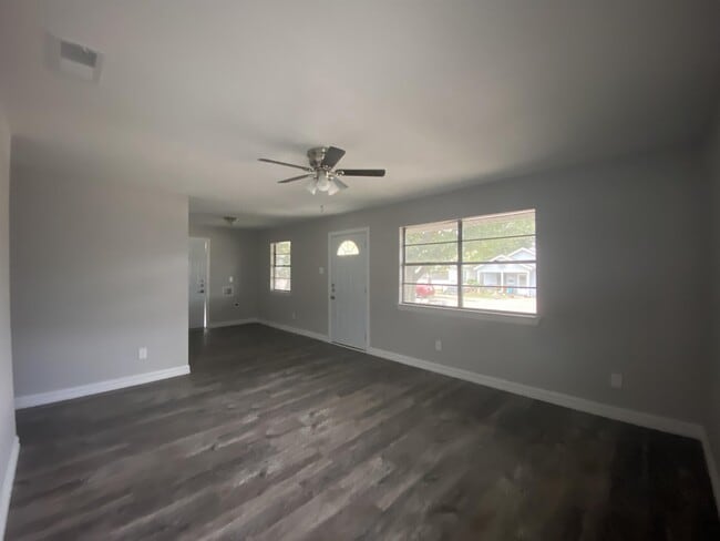 Photo - 1124 F Avenue