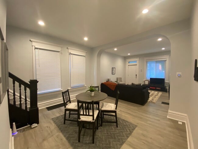 Photo - 435 Stoddart Ave