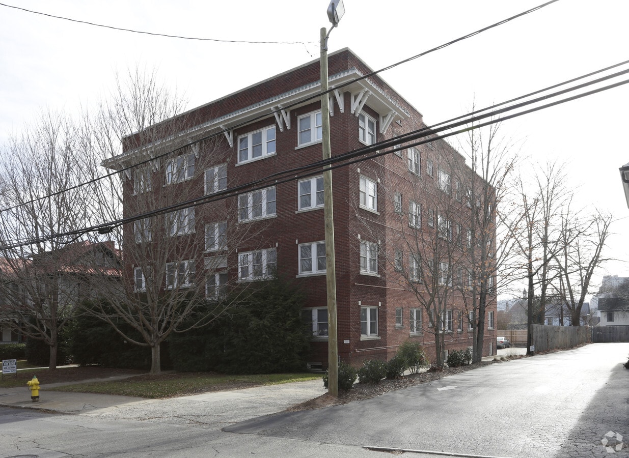 Commodore Apartments - Commodore Apartments