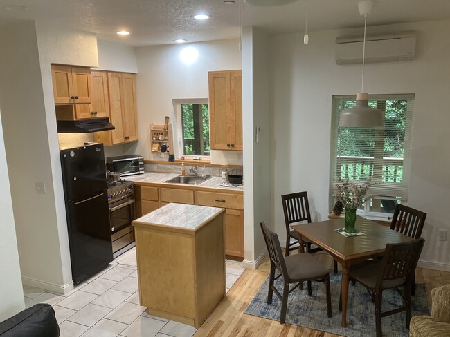 Building Photo - 10840 SW 55th Ave Unit Ground floor