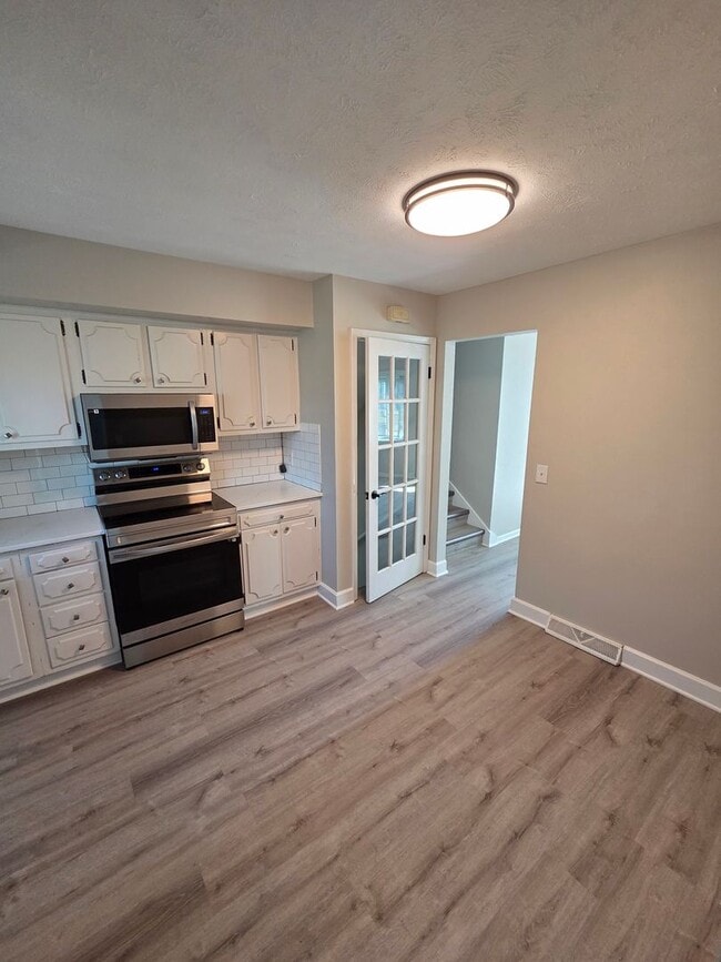 Photo - 3 bed, 2 bath, 1 car garage, fenced backyard, newly remodeled!