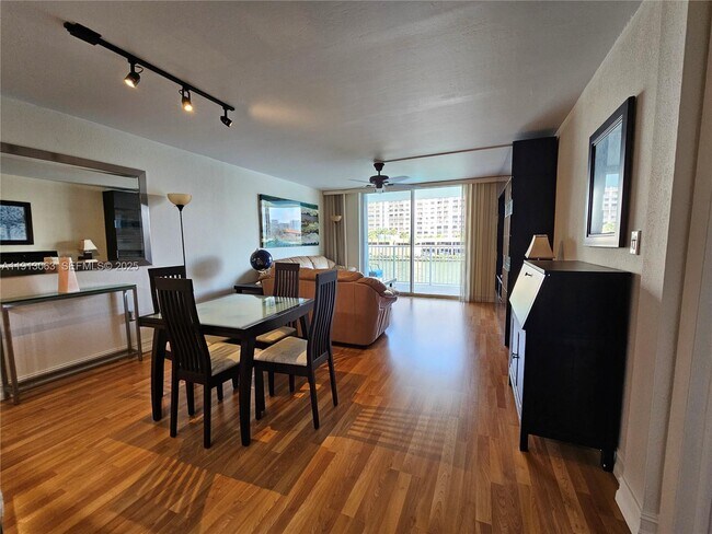 Photo - 4000 NE 169th St Unidad 302