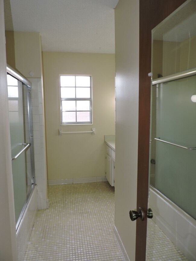 Nice home in Scenic Heights! Rental House Rental in Pensacola, FL