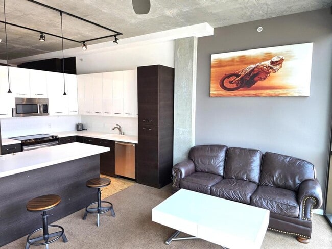 Photo - 851 W Front St