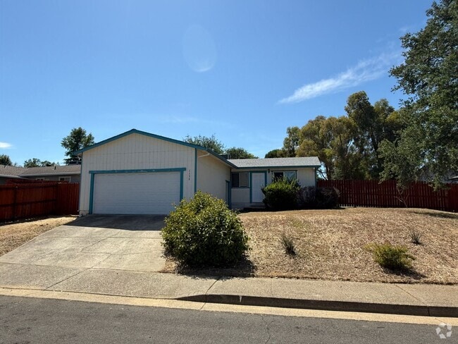 Building Photo - 3 bedroom, 2 bathroom home located in the ...