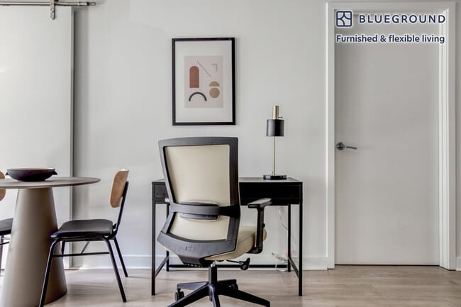 Photo - 311 W Illinois St Unidad FL8-ID816