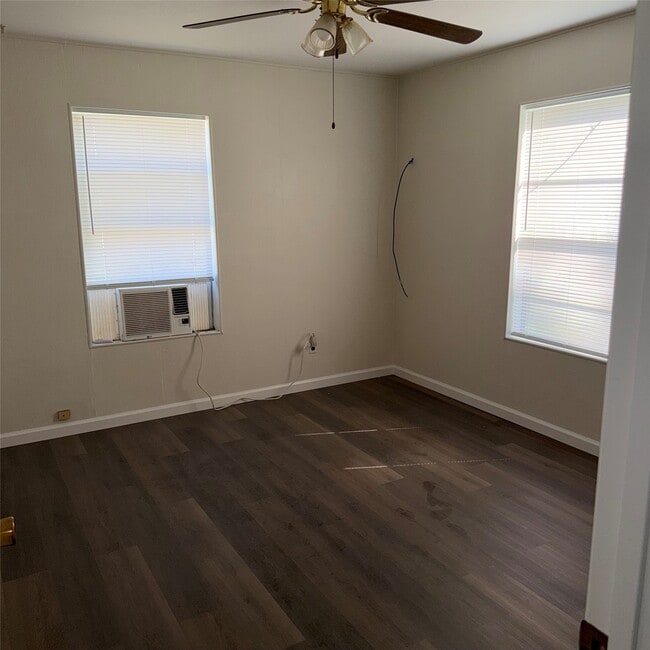 1216 Gifford Ln