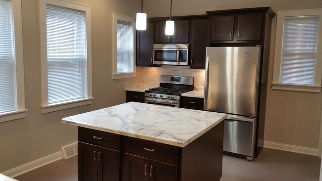 Building Photo - 1937 N Bartlett Ave Unit Lower