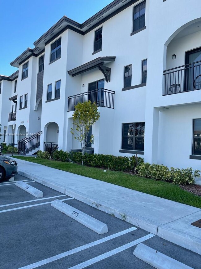 Photo - 15500 SW 136th St Townhome