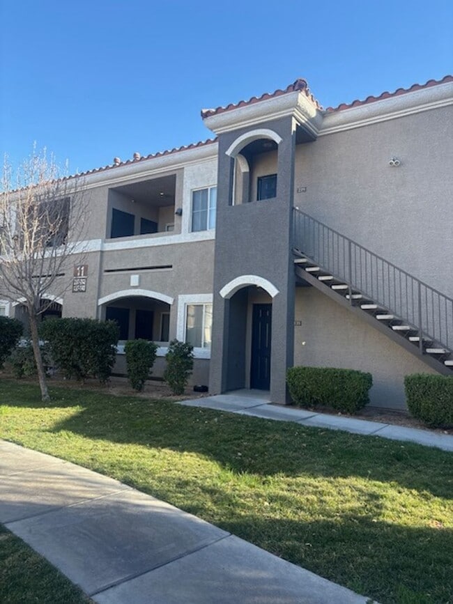 Building Photo - Downstairs Unit 139