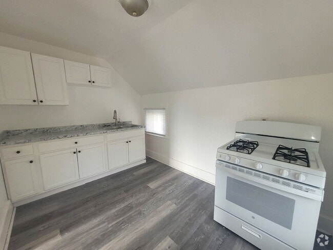 Building Photo - 419 N Memorial Dr Rental