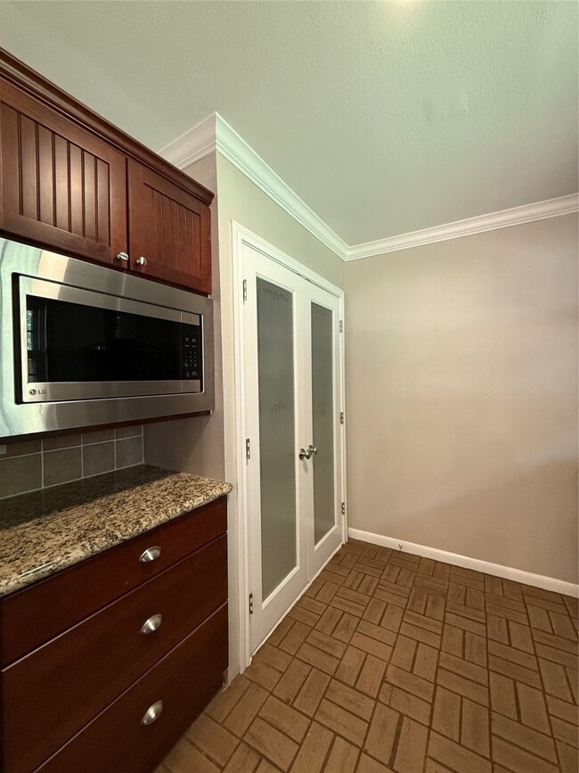 Photo - 9646 Meadowglen Ln