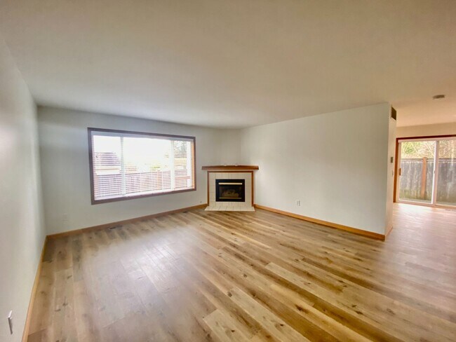 Photo - 8th Pl W (21503) Unidad A