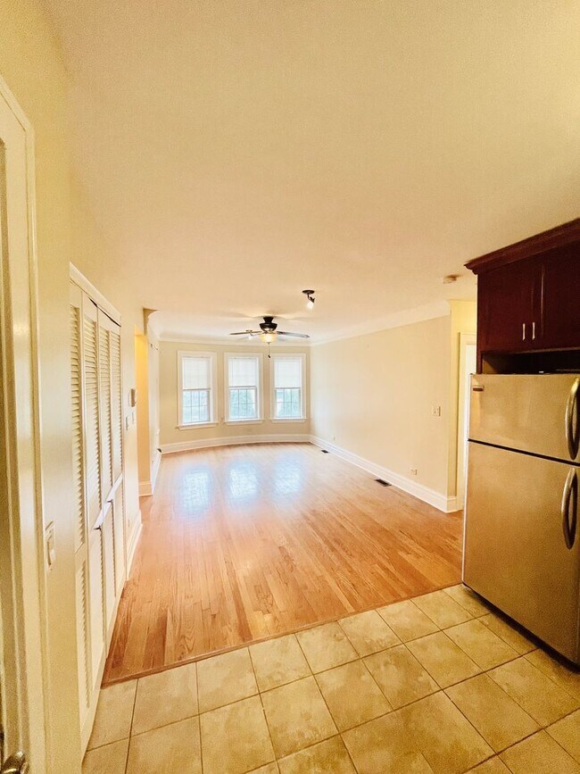 Photo - 2050 W Summerdale Ave Unidad 1C