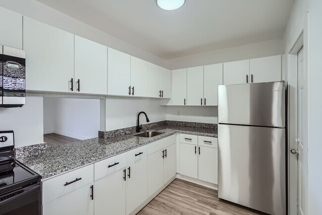 Photo - Lakeshore Presidential Apartments