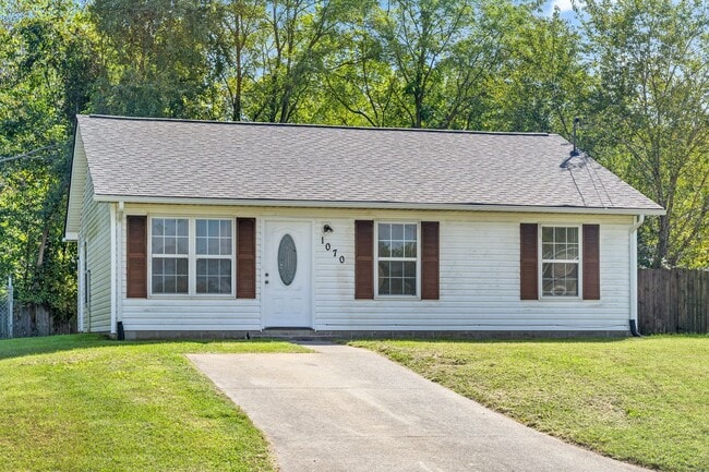 Building Photo - Lovely ranch style minutes from Fort Campbell Rental