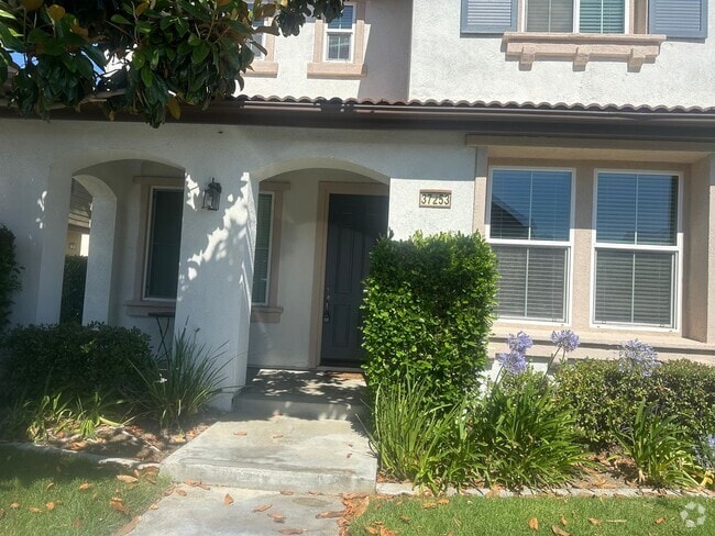 Building Photo - Charming 3 Bedroom, 2.5 Bath Home in North...