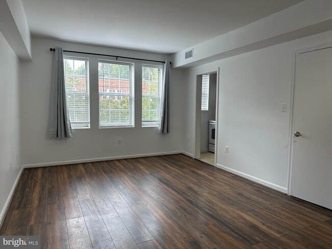 Building Photo - 1816 Queens Ln Unit 4-224