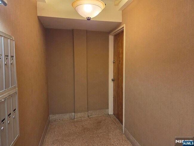 Photo - 2345 Linwood Ave Unit LG