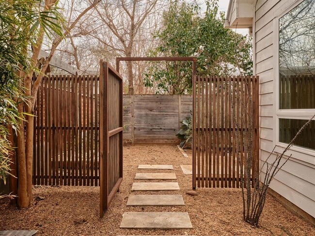 Photo - 910 Gullett St