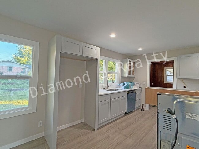 Photo - GREAT LOCATION - CLOSE TO NATIONAL AND SEM...