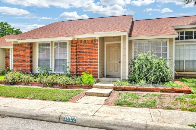 Building Photo - Move-In Ready Condo with Open Layout