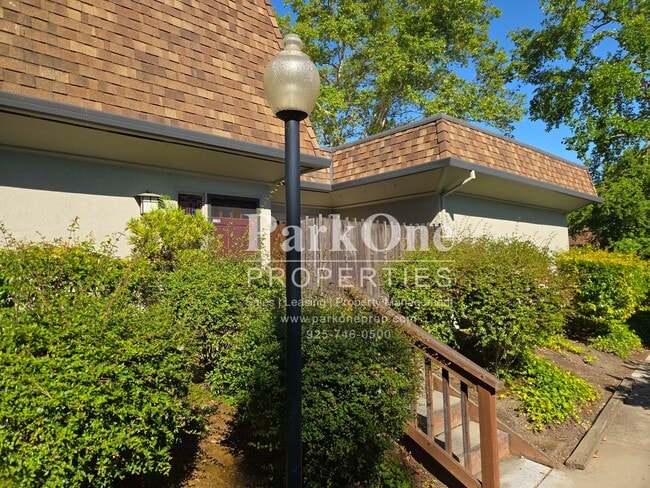 Building Photo - Cozy Skywest Townhome