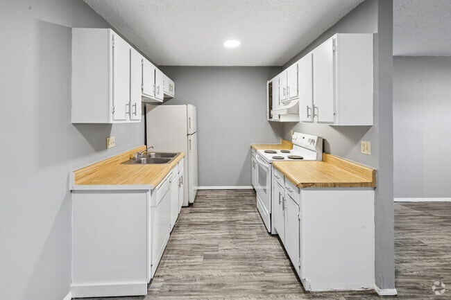 2BR, 1BA - 839SF - Kitchen