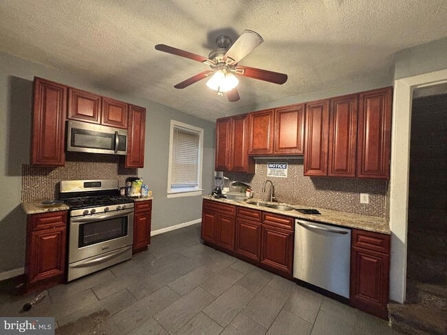 Photo - 649 W State St